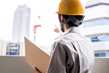 下見をする作業着の男性