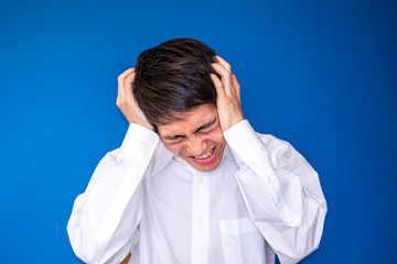 頭を抑える男性