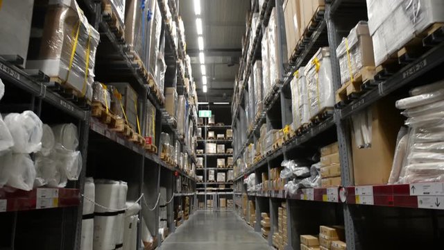 Moving between pallets with goods on shelves