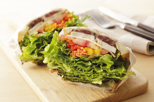 サンドイッチ　Sandwich with chicken and lettuce