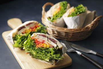 サンドイッチ　Sandwich with chicken and lettuce