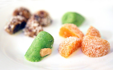 Photo macro delicious bright fruit candy for vegetarians