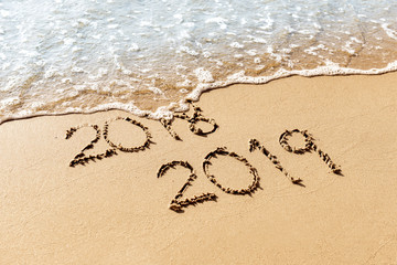 New Year 2019 replace 2018 on the sea beach concept - obrazy, fototapety, plakaty