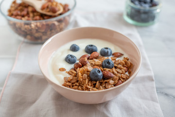 Joghurt mit Müsli 