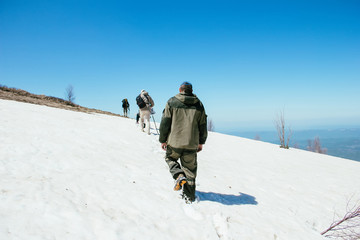 Travelers climb to the top of the Caucasian mountains, Thach