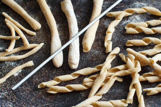 Making whole wheat flour pasta fusilli al ferro