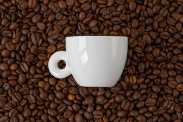 Weisse Tasse auf braunem Kaffee-bohnen Hintergrund