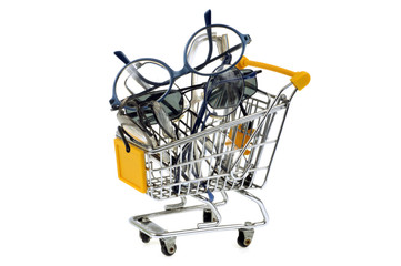 Chariot de supermarché rempli de lunettes