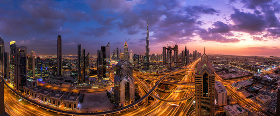 Panorama Aufnahme von Innenstadt von Dubai bei Sonnenuntergang