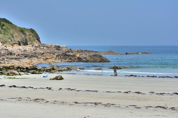 P&ecirc;cheur sur une plage de Bretagne