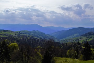 Fototapeta na wymiar красивый вид на горы Карпаты