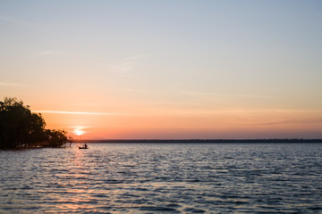 en canoa por el &iacute;ndico en watamu malindi kenia