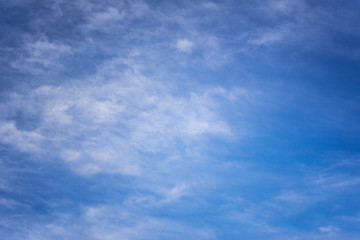 Obraz premium White spindrift clouds on blue sky
