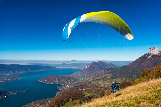 envol parapente &agrave; Annecy au dessus du lac depuis la Forclaz