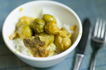 Gotowana w sosie brukselka z ryżem