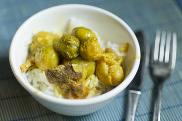 Gotowana w sosie brukselka z ryżem