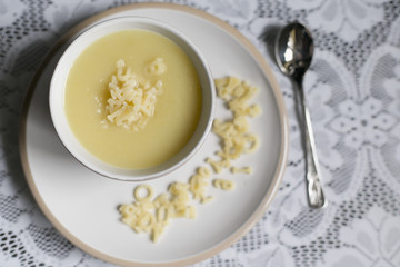 Zupa z białych warzyw z literowym makaronem