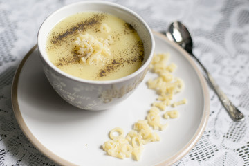 Zupa z białych warzyw z literowym makaronem