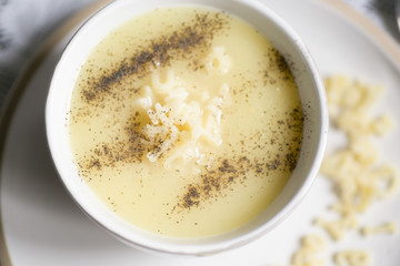 Zupa z białych warzyw z literowym makaronem