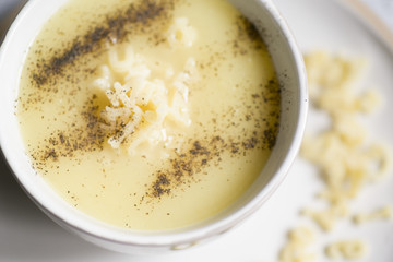Zupa z białych warzyw z literowym makaronem