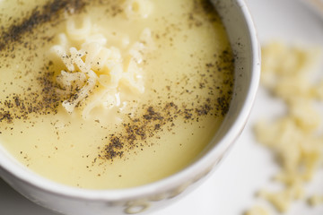 Zupa z białych warzyw z literowym makaronem