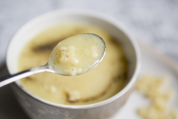 Zupa z białych warzyw z literowym makaronem