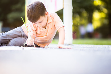 CREATIVE KID PAINTING ON CANVAS INTO THE PARK