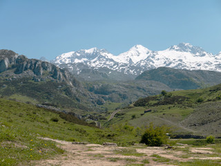 Snow covered mountain piaks.