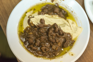 Fresh hummus with broad beans 