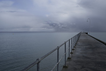 Naklejka premium pier and clouds