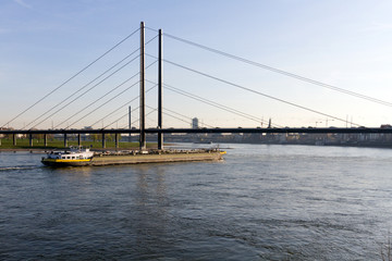 Frachtschiff auf dem Rhein bei Düsseldorf