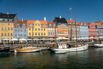 Fototapeta na wymiar Colourful facades along Nyhavn, Copenhagen