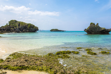 Naklejka premium Beautiful ocean and white tropical beach with rocks, in Okinawa Japan.