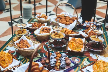 Photo sur Plexiglas Buffet, Bar Beautifully decorated catering banquet table with variety of different pastry and bakery, with croissants and cookies on corporate christmas birthday party event or wedding celebration