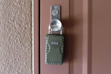 ドアノブに掛けられたキーボックス