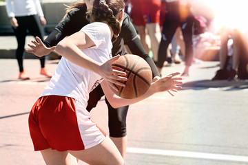 Obraz premium Kobiety grają w koszykówkę.