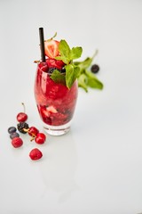 Cocktaildrink mit frischen Beeren und Minze