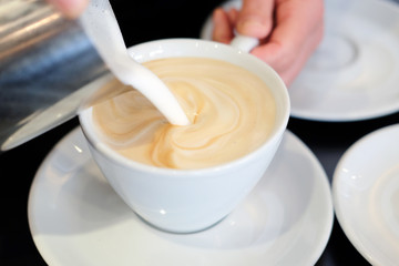 Zubereitung eines frischen Cappuccinos mit Milchschaum