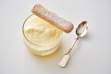 Weinchadeau in einer Schale und eine Biskotte