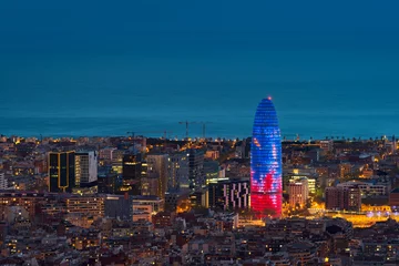 Foto auf Acrylglas Szenische Luftaufnahme des Wolkenkratzers und der Skyline der Stadt Barcelona bei Nacht in Barcelona, Spanien. © ake1150