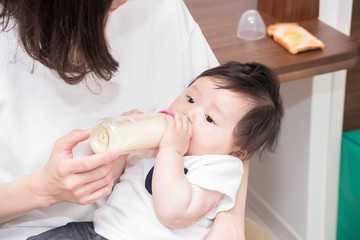 ミルクを飲む赤ちゃん