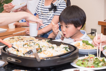 子供の食事シーン
