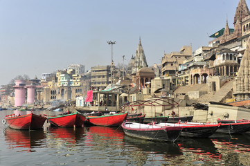 Boote und Ghats am Ganges Fluss, Varanasi, Benares, Uttar Pradesh, Indien, Südasien, Asien