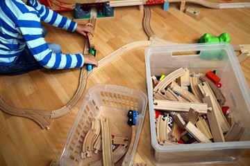Kind spiel mit pädagogischem Spielzeug (Logopädie, Ergotherapie)