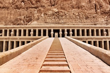 Le temple d'Hatchepsout sur le site de Deir el-Bahari en Egypte