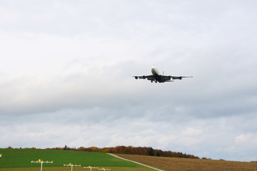 Fototapeta na wymiar Flugzeug im Landeanflug am Hunsrück Flughafen Frankfurt-Hahn 