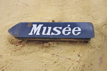 Musée, panneau d'émail blanc et bleu. 