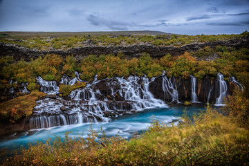 Hraunfossar Wasserfall in Island. Herbstliche bunte Landschaft.