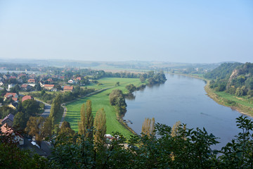 Diesbar-Seußlitz am Anfang der Sächsischen Weinstraße im Elbtal im Landkreis Meißen