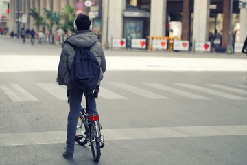 Ragazzo in bicicletta per le vie della città